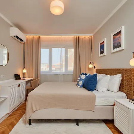 Modern 2 Bed Flat Town Centre * ポモリエ